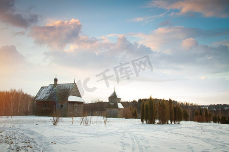 俄罗斯村庄在冬天的雪。