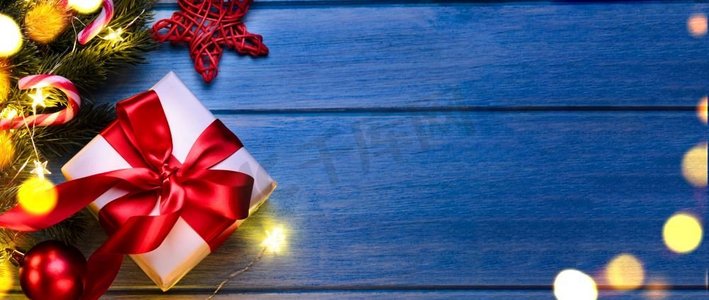 圣诞节或新年礼物与节日冷杉树在蓝色桌子在晚上。圣诞或新年礼物