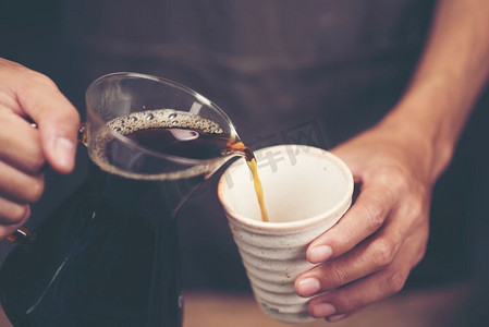 滴煮，过滤咖啡，或倒出是一种方法，涉及将水倒在烤，研磨咖啡豆包含在过滤器。