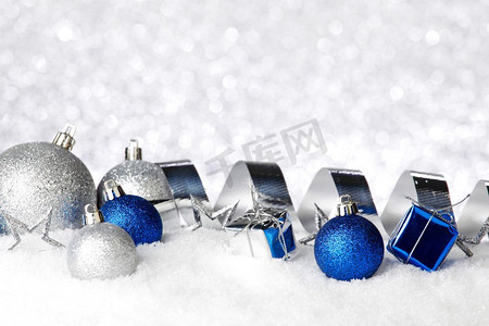 银和蓝色圣诞装饰在雪特写镜头