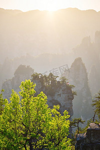 中国著名的旅游景点—张家界石柱悬崖山日落在武陵源，中国.中国张家界山脉