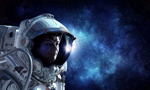 宇航员戴着太空头盔的肖像。混合媒体。梦想着太空。混合介质