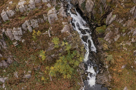 Snowdoina国家公园秋季俯瞰欧文瀑布和河流的无人机飞行景观图像