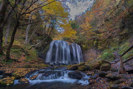 龙福袋元宝摄影照片_Tatsuzawafudo瀑布秋天在福岛