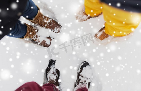 季节、友谊和人的理念--脚踏雪地。一群人踩在雪地上