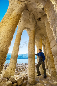 山水意境如摄影照片_不同寻常的自然景观--美国加利福尼亚州的克劳利湖柱子。