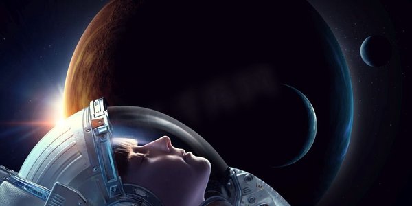 小女孩宇航员在地球上的太空。这张照片由NASA提供。探索外太空。混合媒体