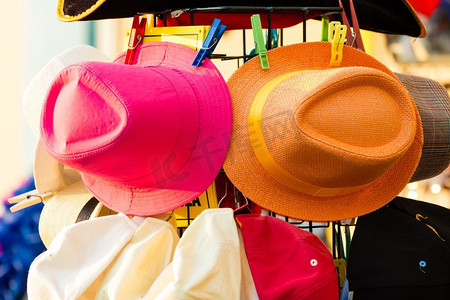 夏季帽子出售在市场摊位户外