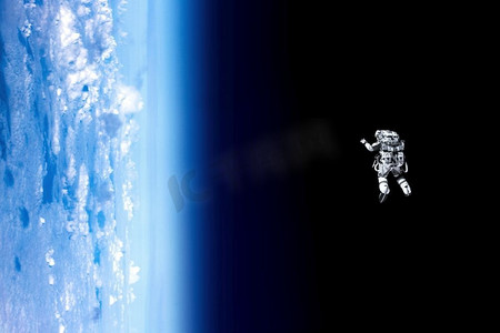 太空中的宇航员。这张照片由NASA提供。探索外太空。混合媒体