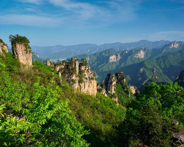中国著名的旅游景点—张家界石柱悬崖山日落在武陵源，中国.中国张家界山脉