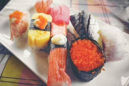 日本料理美食背景摄影照片_日本生鱼片套装，日本料理