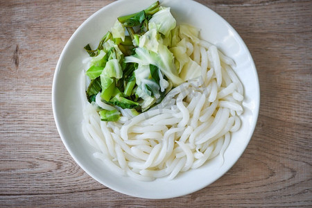 快手粉丝团摄影照片_粉丝面和蔬菜泰国食品，泰国米粉在白色盘子