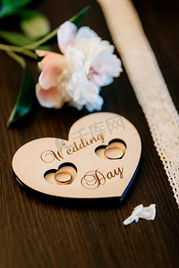 带有结婚装饰的结婚戒指