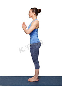 妇女做哈他瑜伽asana Tadasana namaste山姿势与敬礼孤立。妇女做哈他瑜伽asana Tadasana 