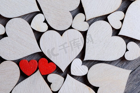 真爱，两颗红心无色的心背景，情人节的特殊概念。真爱概念红心