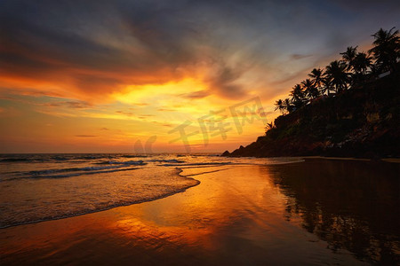 瓦卡拉海滩上的夕阳是南印度喀拉拉邦最受欢迎的旅游目的地。印度喀拉拉邦瓦尔卡拉海滩上的日落