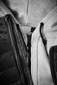 保暖材料摄影照片_半冬保暖夹克和毛衣。服装背景冬季保暖夹克和毛衣