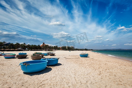 小船摄影照片_海滩上的小船。越南潘堤，梅讷。海滩上的渔船。越南梅讷