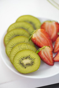 新鲜猕猴桃和草莓猕猴桃红心猕猴桃