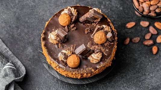生日蛋糕扁平摄影照片_扁平的美味巧克力蛋糕架