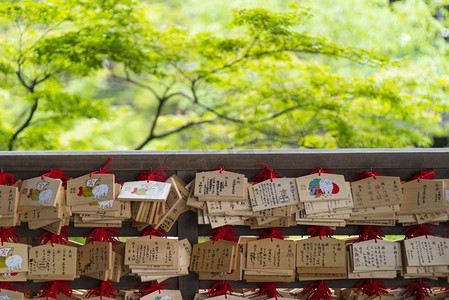仙台，日本—7月7日：日本仙台，日本神社内的小木制祈祷板近青木城2015年7月7日
