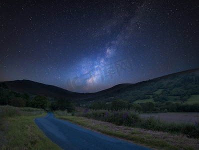 银河系摄影照片_远处群山景观上令人惊叹的充满活力的银河系合成图像