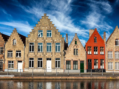 日落时分，比利时布鲁日(Brugge)的老房子和运河。布鲁日小镇景观，比利时