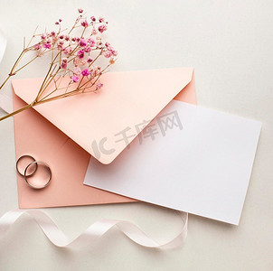 粉色鲜花信封，节省日期，婚礼理念。高分辨率照片。粉色鲜花信封，节省日期，婚礼理念。高质量照片