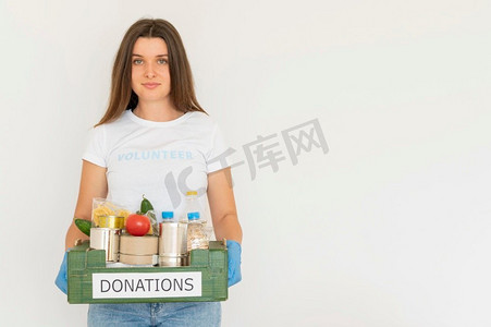 带手套的微笑志愿者拿着盒子食物捐赠与复制空间