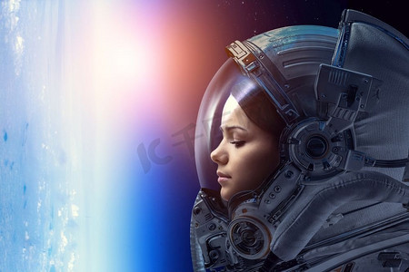 太空中的宇航员在地球行星上空.美女女孩
