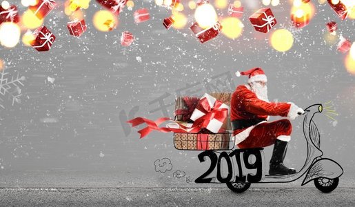 在摩托车的圣诞老人提供圣诞节或新年2019礼物在雪灰色背景圣诞老人在滑板车