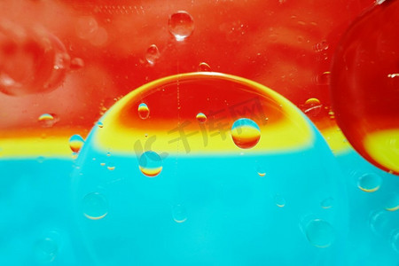 一个美丽而充满活力的水上油泡宏图，以黄、蓝、红三色条纹纹理为背景，配以复古滤镜