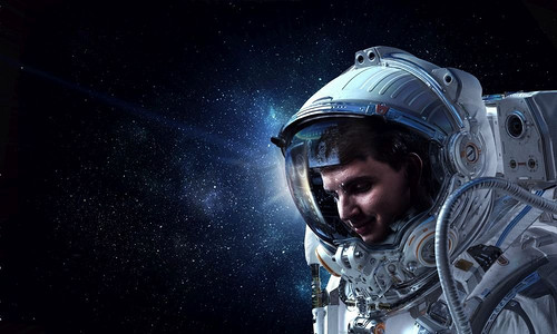 宇航员戴着太空头盔的肖像。混合媒体。梦想着太空。混合介质