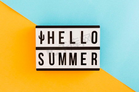 夏天元素海报摄影照片_带有夏季文本彩色背景的标语牌
