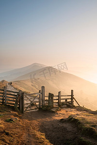 英格兰山顶区大山脊美丽的冬日日出景观，山峰周围笼罩着薄雾