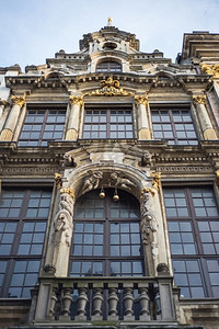 布鲁塞尔大广场中世纪哥特式市政厅的墙，有一排排雕像。宏伟广场中中世纪哥特式市政厅的墙壁