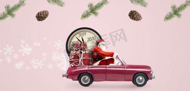 圣诞倒计时到了。在汽车的圣诞老人提供新年礼物和时钟在粉红色背景。圣诞老人倒计时车