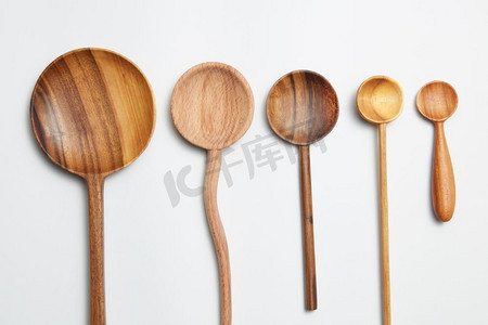 木材质地摄影照片_天然木质质地勺子与不同的颜色。在白色背景天然木质质地勺子与不同的颜色。