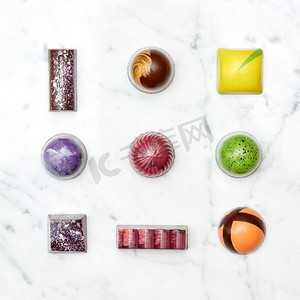 巧克力糖果和糖果的各种收集，孤立在白色大理石背景。一套各种手工糖果