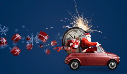 倒计时蓝色摄影照片_圣诞节倒计时到了。汽车上的圣诞老人在送新年礼物和蓝色背景的时钟。汽车上的圣诞老人倒计时