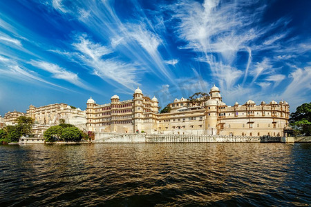 从湖上可以看到城市宫殿的景色。印度拉贾斯坦邦乌代布尔拉贾斯坦邦乌代普斯市宫殿
