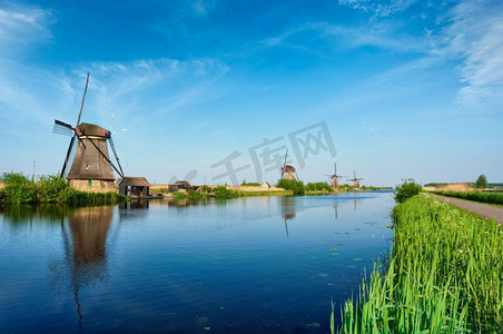 金风车摄影照片_荷兰著名旅游景点Kinderdijk有风车的荷兰乡村风景画。荷兰Kinderdijk的风车。荷兰