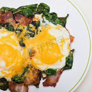 鸡蛋、菠菜和培根早餐。低碳水化合物高脂肪早餐。