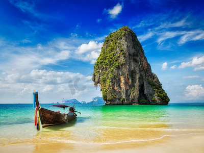 热带海滩度假度假旅游概念-泰国甲米热带海滩上的长尾船。泰国海滩上的长尾船