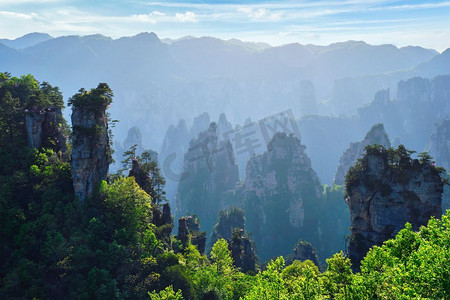 湖南背景摄影照片_中国著名的旅游景点—张家界石柱悬崖山日落在武陵源，中国.中国张家界山脉