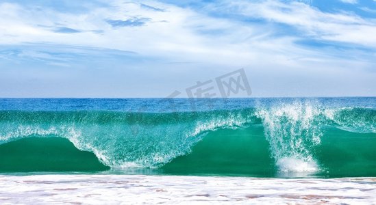 大海的大浪与蓝天，全景图像.大海里的大浪