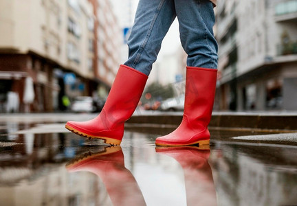 红色雨靴街。高分辨率照片。红色雨靴街。高品质的照片