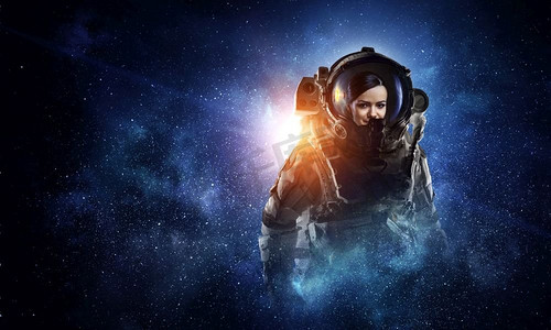 黑暗星空摄影照片_女宇航员象象在黑暗星空背景。混合媒体。有吸引力的女人在太空服
