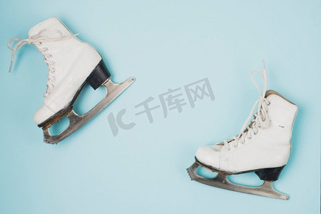 两双蓝色溜冰鞋