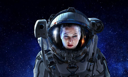 黑暗星空摄影照片_女宇航员象象在黑暗星空背景。混合媒体。有吸引力的女人在太空服